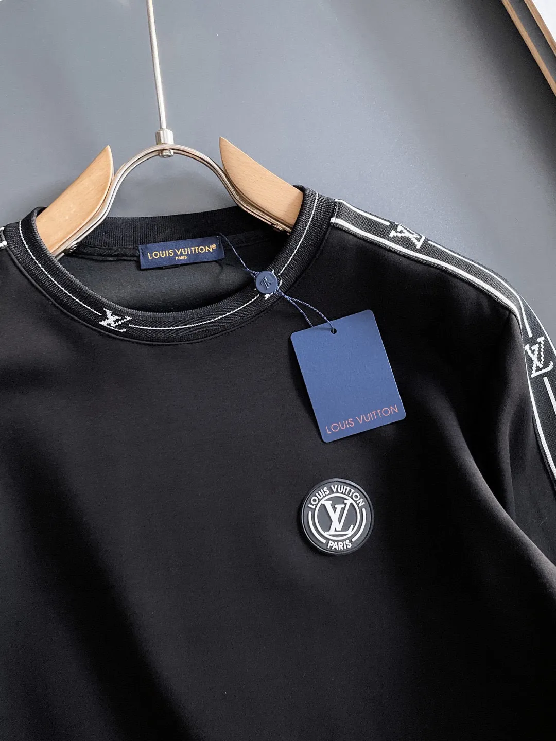 🅿️540 LV 2025 autumn and winter new counter, the same casual Tencel cotton fabric suit, breathable, comfortable and casual! Full of high-end feel! The details are exquisite and high-end, and the workmanship is impeccable! The original high-end fabric is very high-end! The fabric is crisp, anti-wrinkle and wear-resistant, warm, neat and stylish. Everyone must buy a set this autumn and winter. They must look cool and cool when wearing it. This is a model that we highly recommend! M-3XL